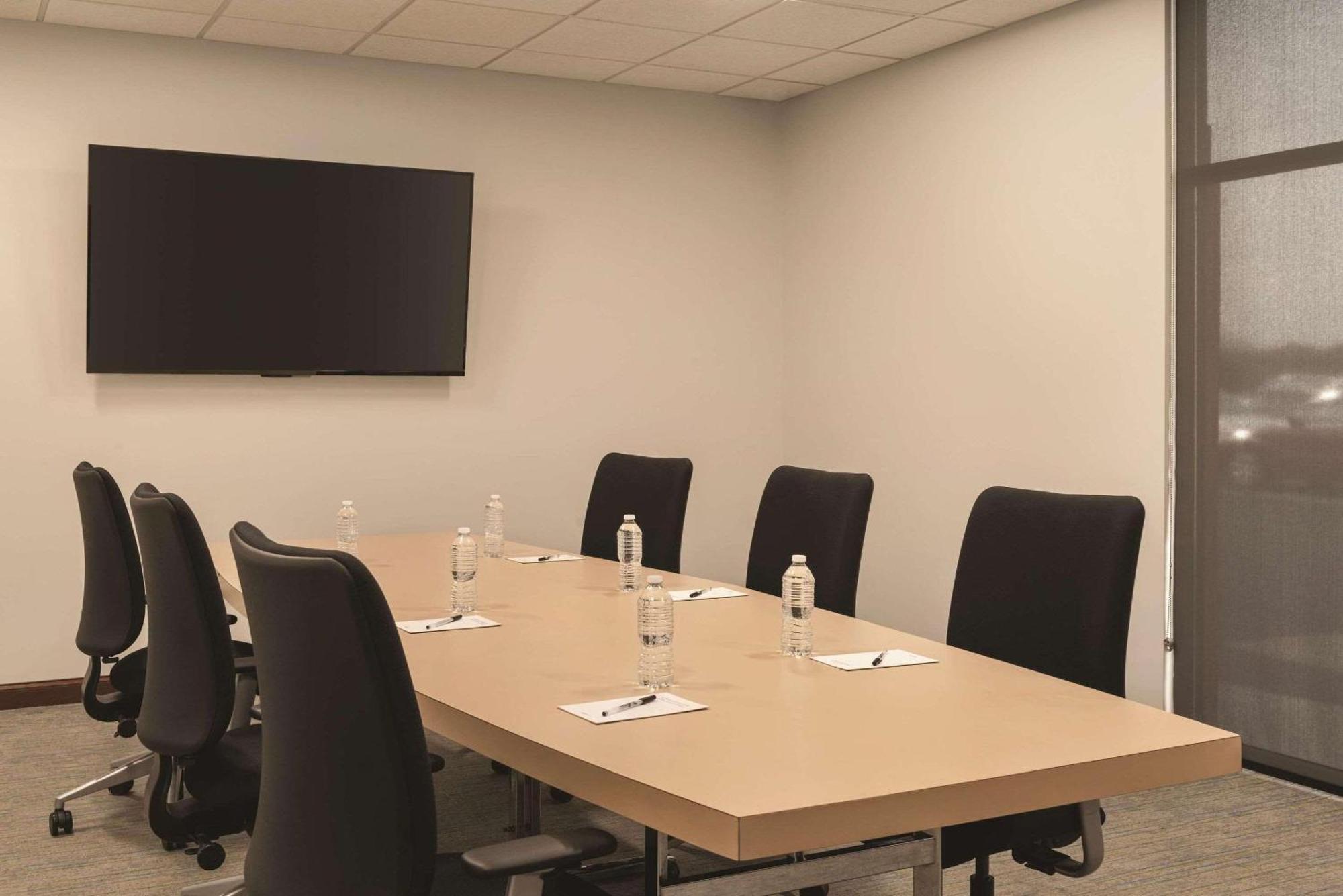 Radisson Hotel & Conference Center רוקפורד מראה חיצוני תמונה