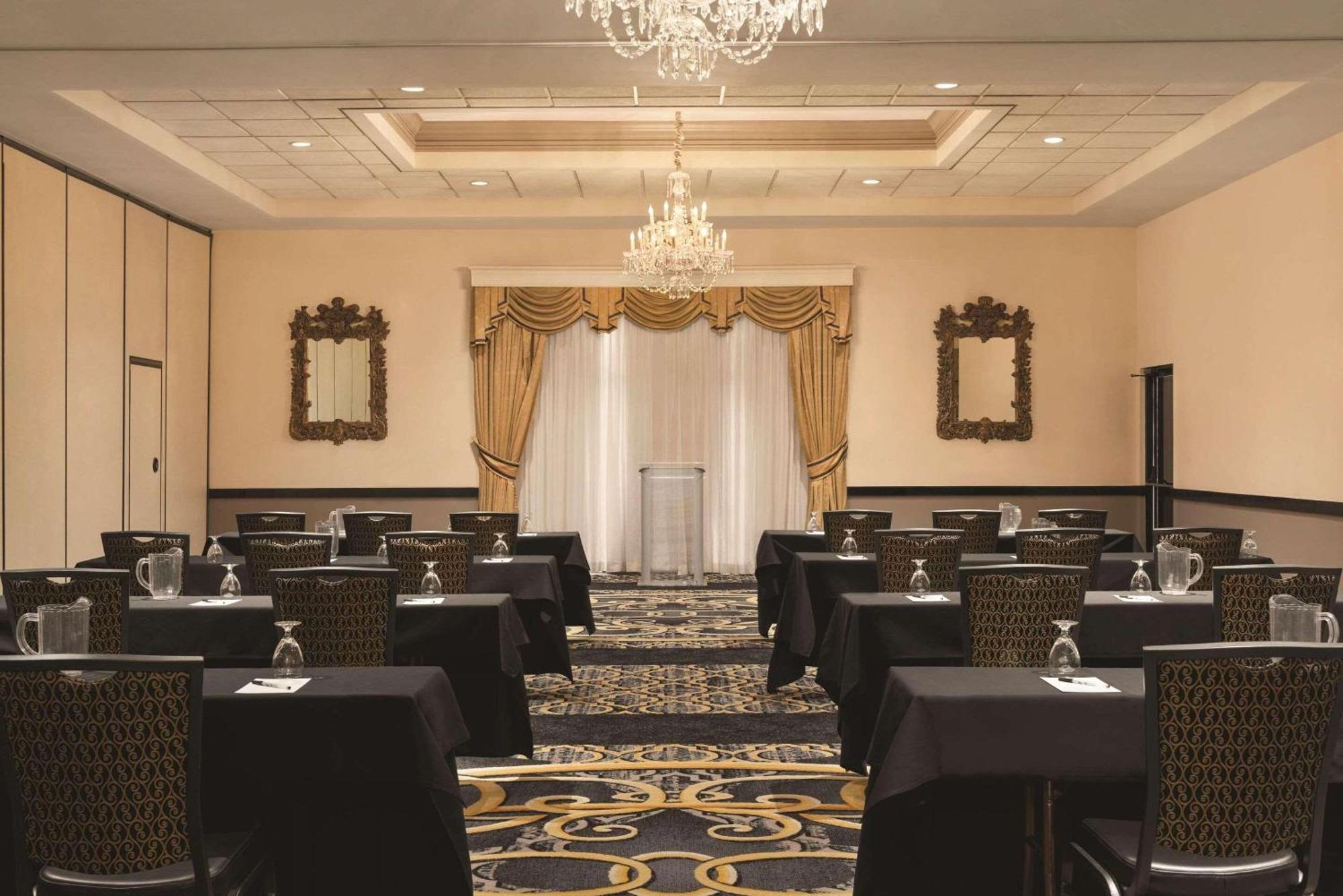 Radisson Hotel & Conference Center רוקפורד מראה חיצוני תמונה