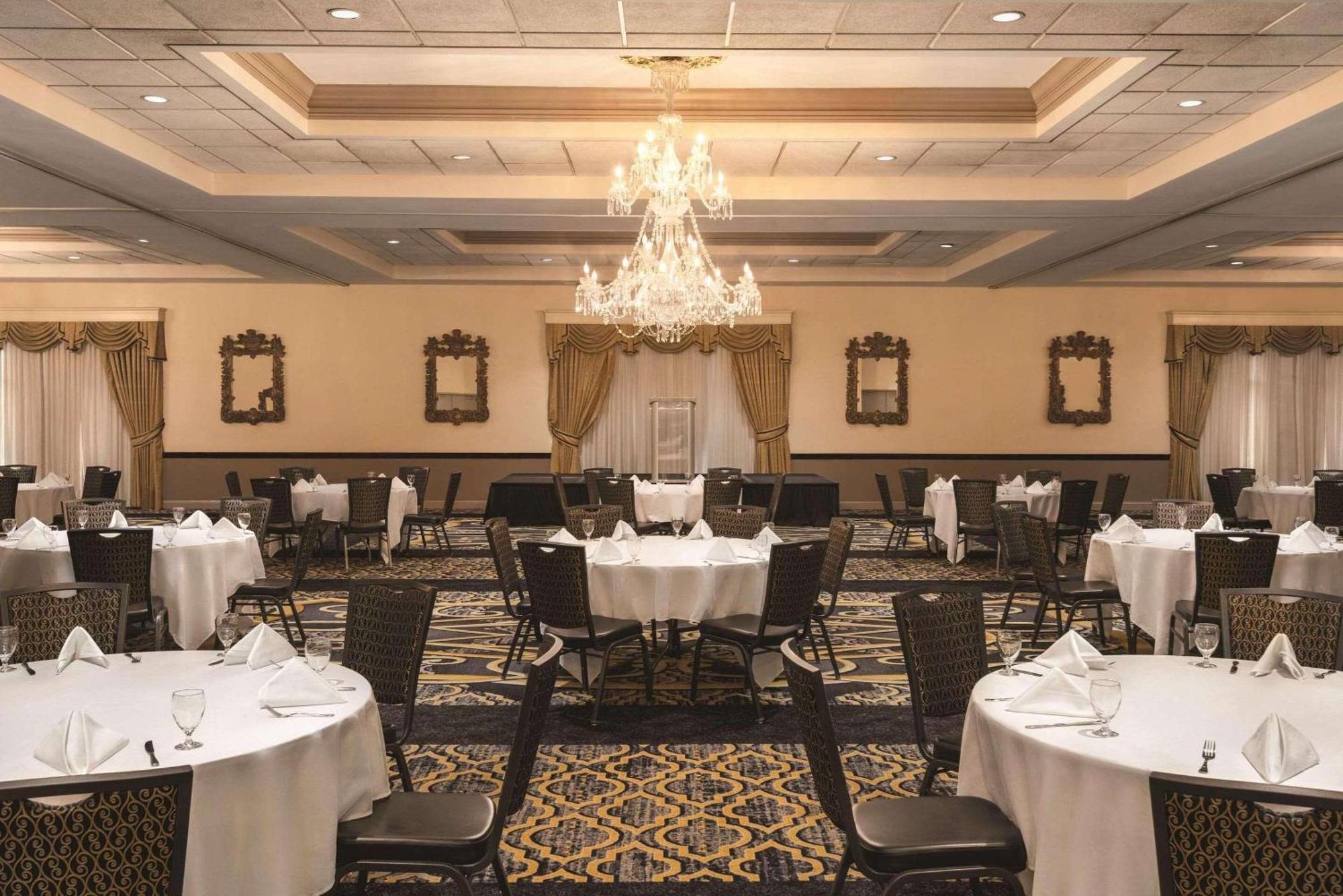 Radisson Hotel & Conference Center רוקפורד מראה חיצוני תמונה
