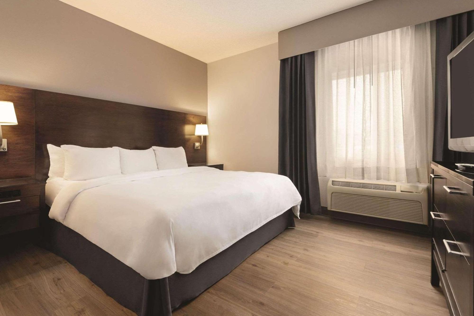 Radisson Hotel & Conference Center רוקפורד מראה חיצוני תמונה