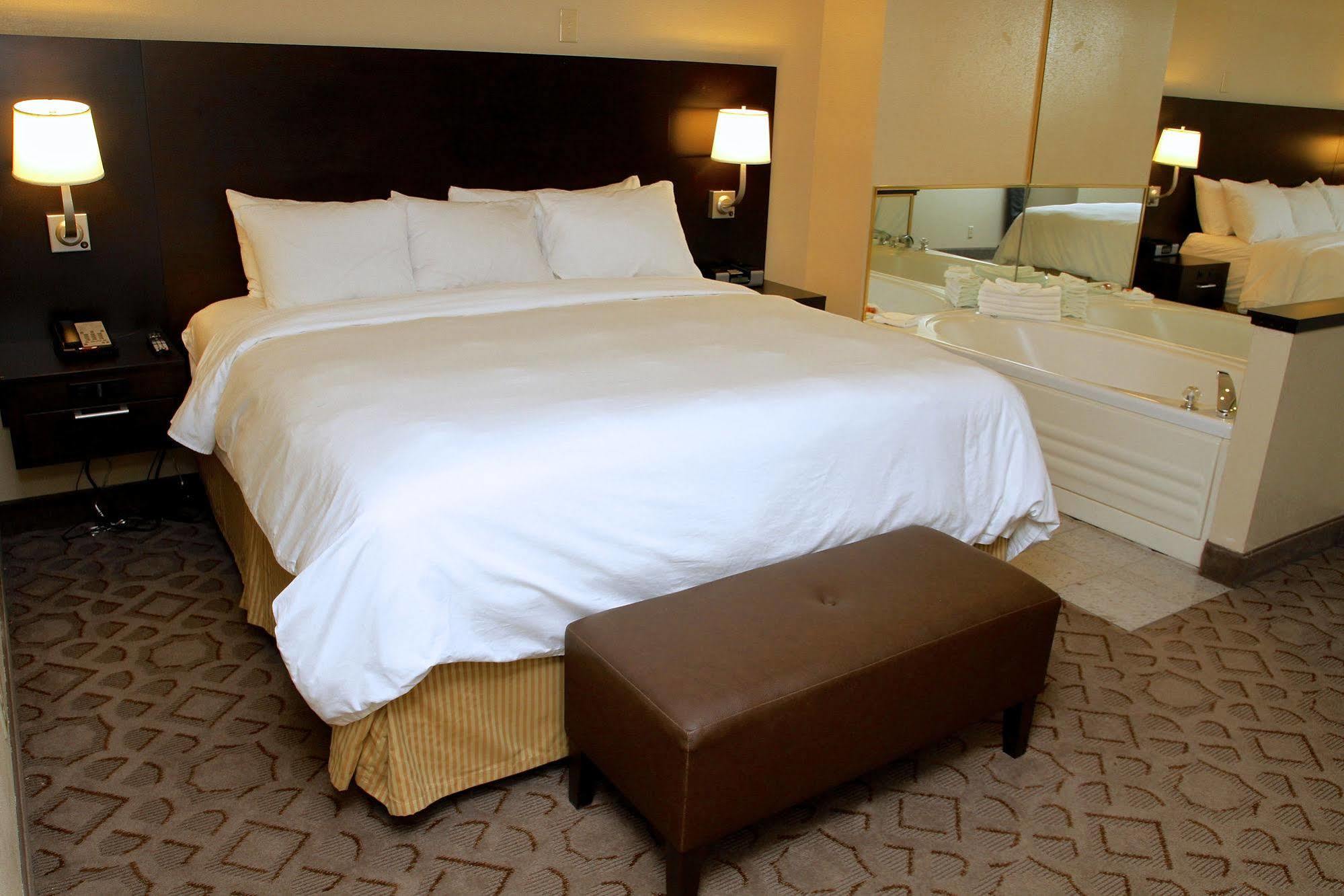 Radisson Hotel & Conference Center רוקפורד מראה חיצוני תמונה