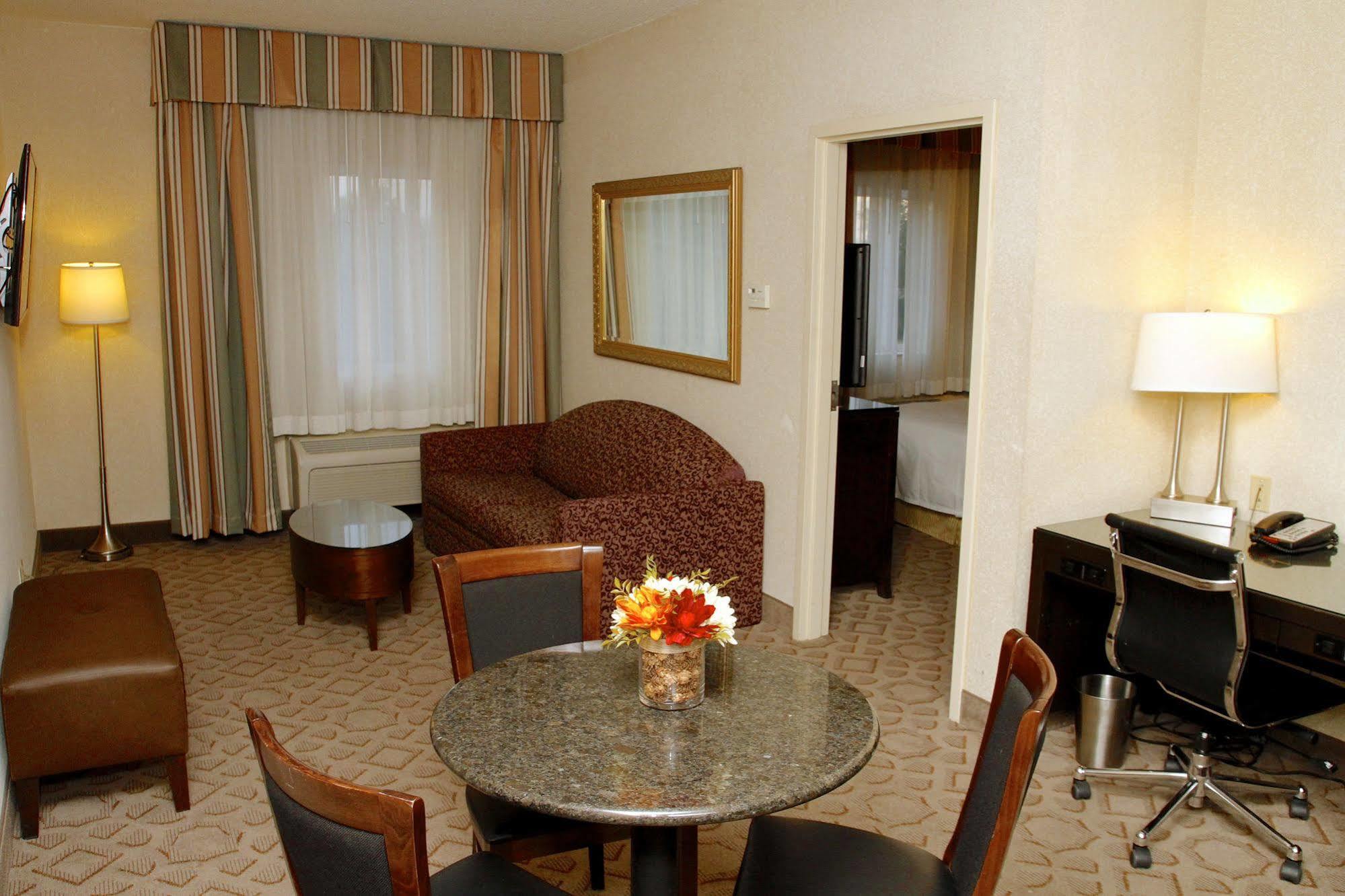 Radisson Hotel & Conference Center רוקפורד מראה חיצוני תמונה